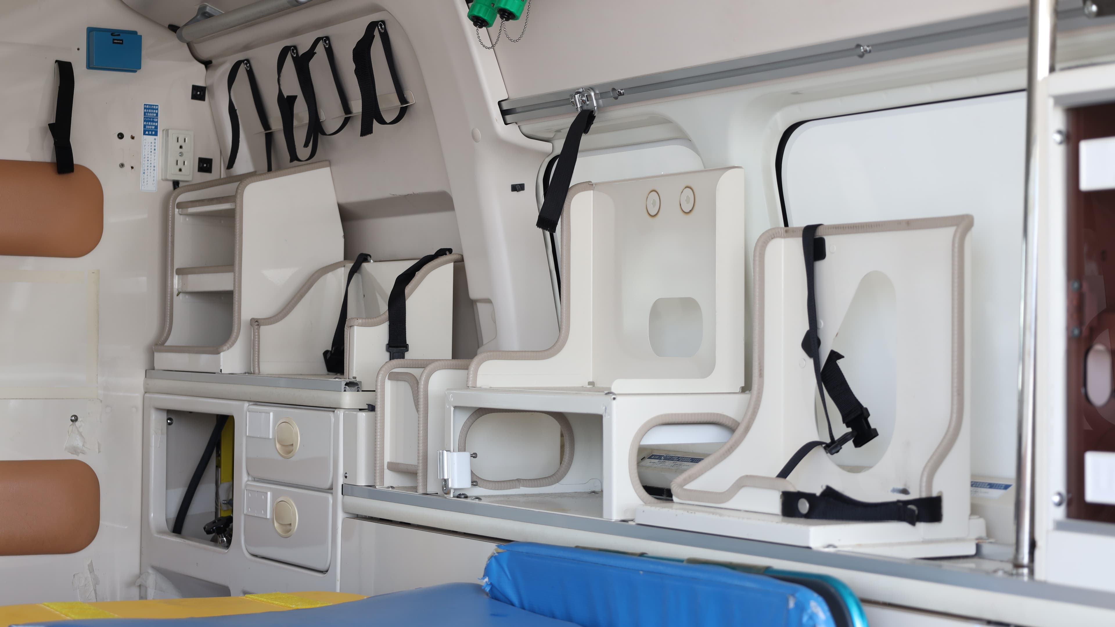 2015 TOYOTA HIACE VAN / TRH226 / 4WD / WITH ALL FIRST AID EQUIPMENTS  thumbnail 9