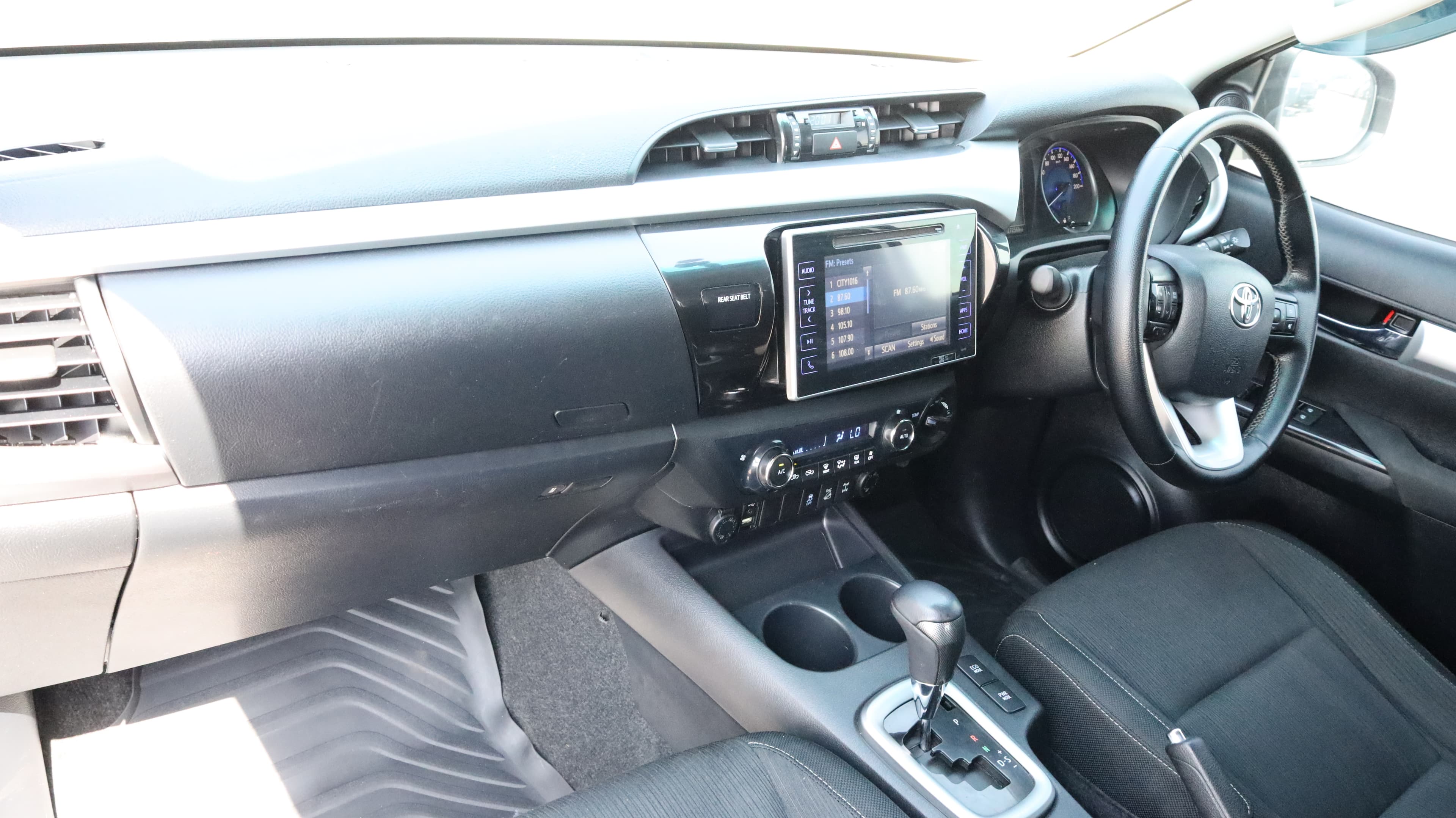 2026 TOYOTA TOYOTA HILUX GR / 2.8 DSL A/T TURBO/WITH BODY KIT  thumbnail 8