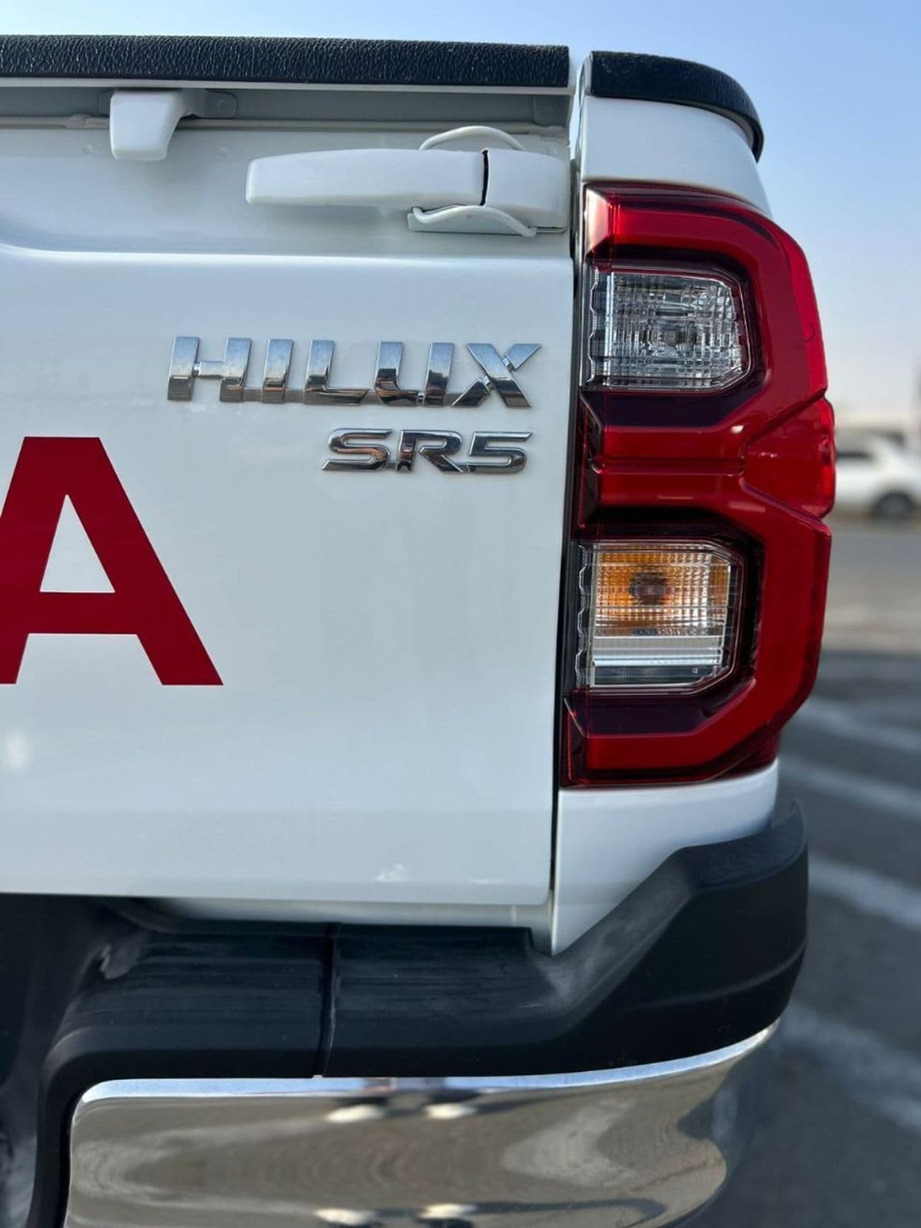 2025 Toyota Hilux SGLX thumbnail 9