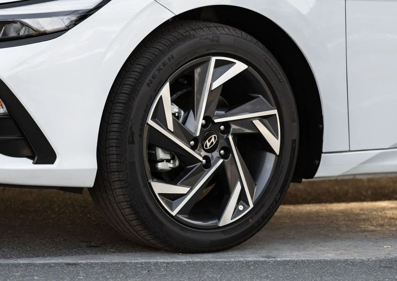 2025 Hyundai Elantra SMART thumbnail 9