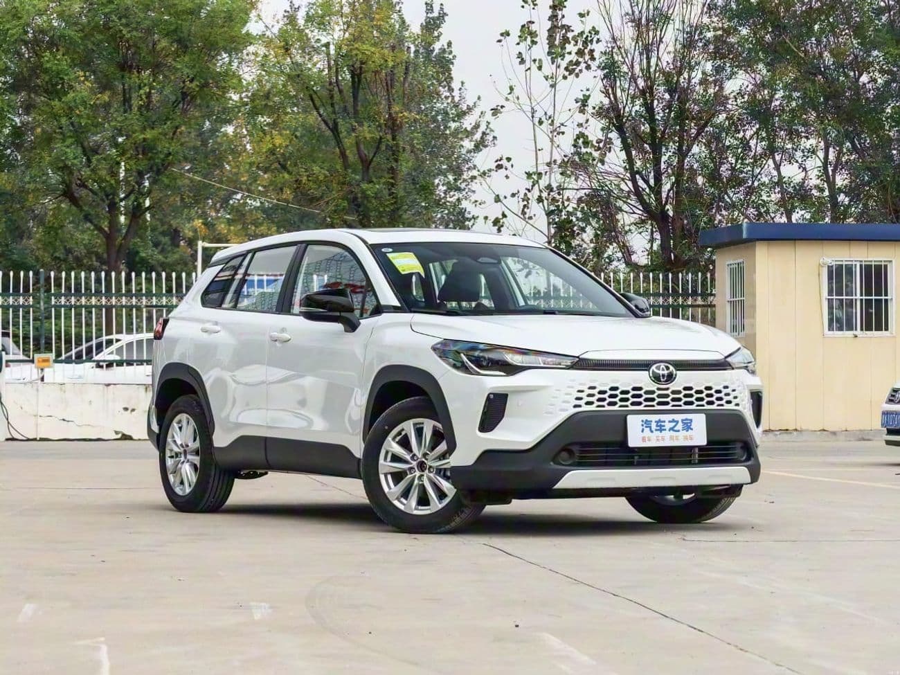 2026 Toyota Corolla Cross GLI thumbnail 3