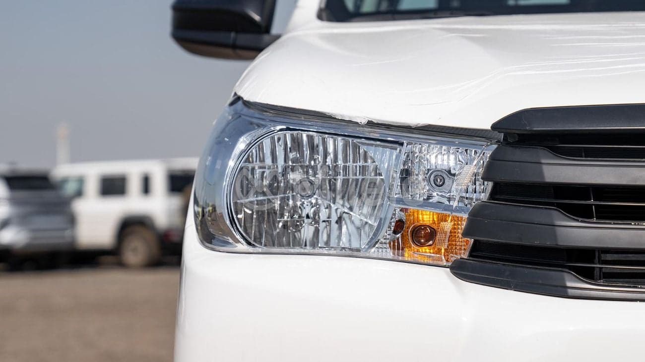 2025 Toyota Hilux thumbnail 3