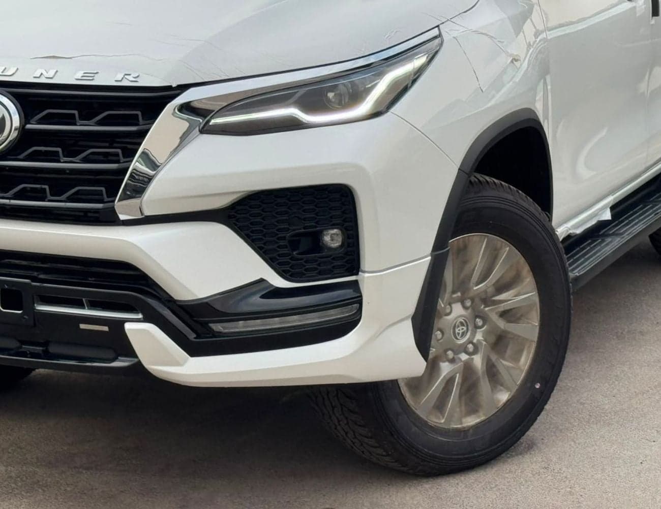 2026 Toyota Fortuner SR5 thumbnail 10