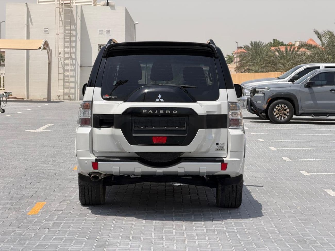 2017 Mitsubishi Pajero thumbnail 3