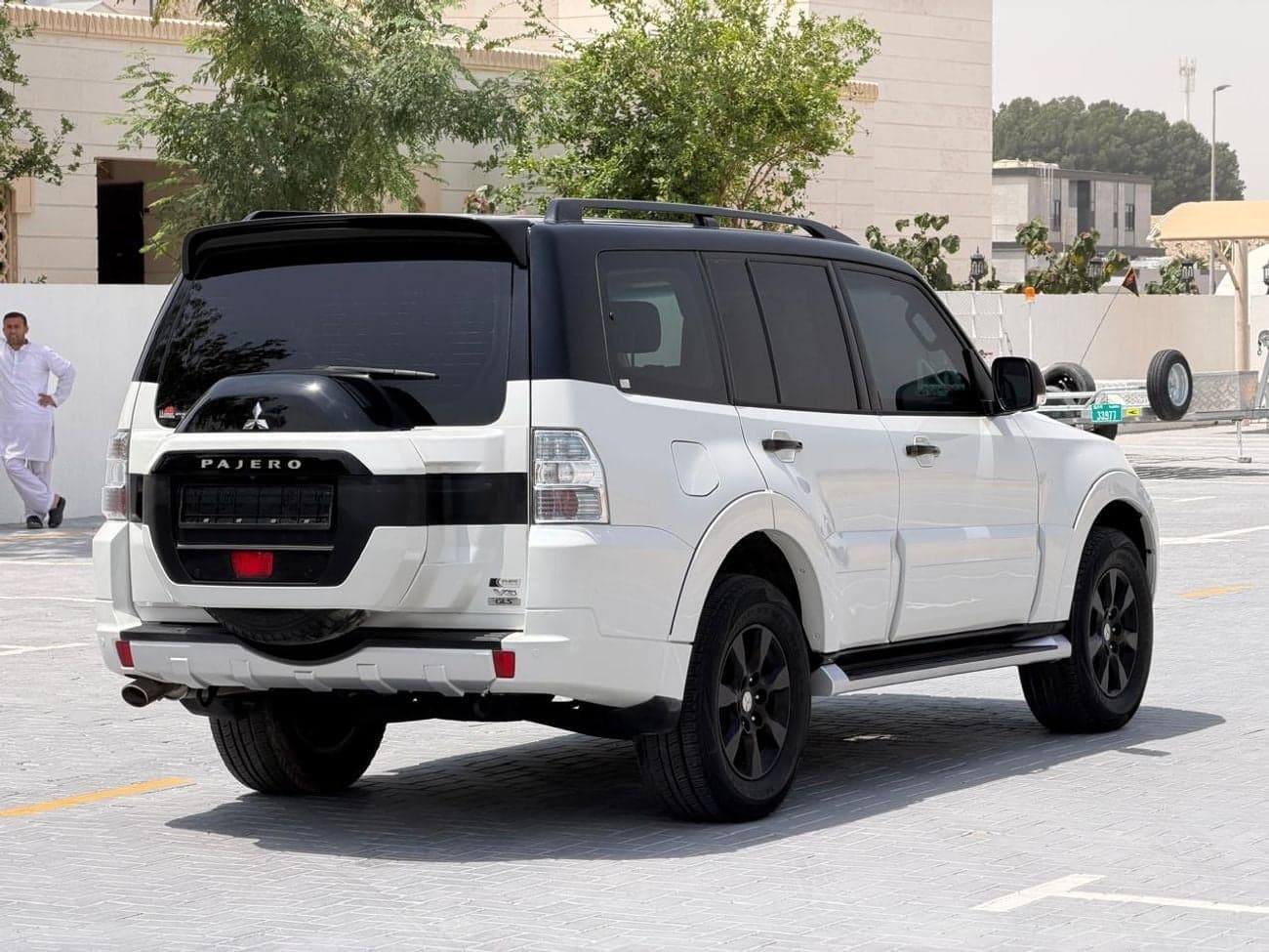 2017 Mitsubishi Pajero thumbnail 4