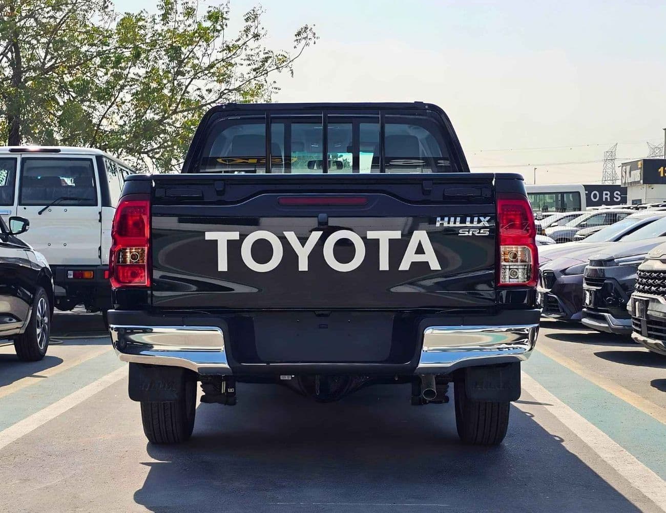2025 Toyota Hilux SGLX thumbnail 4