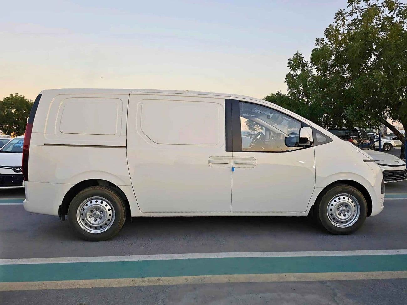2025 Hyundai Staria thumbnail 2