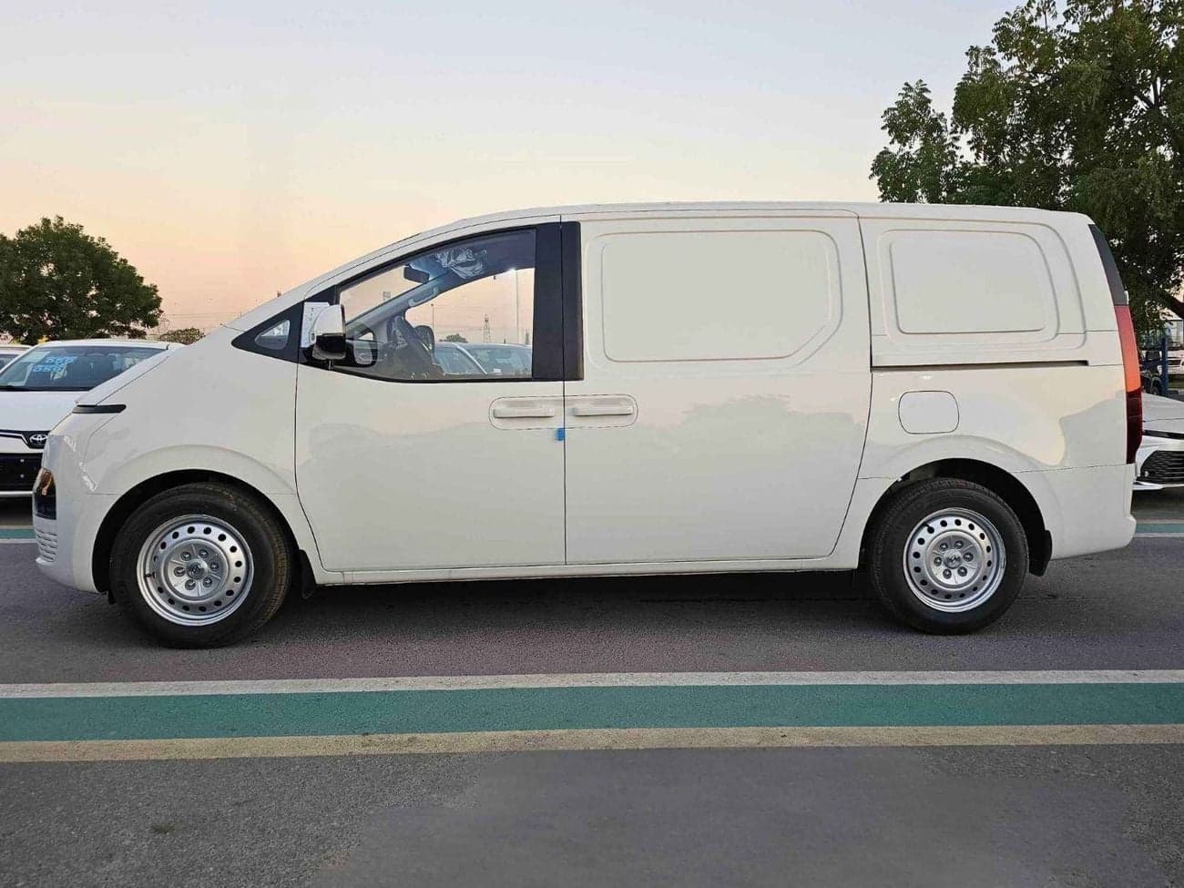 2025 Hyundai Staria thumbnail 3