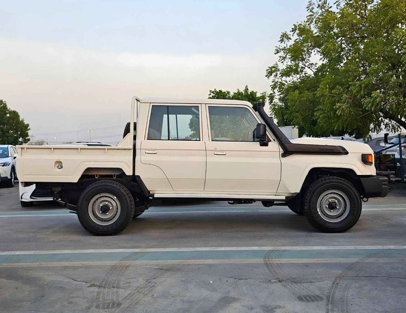 2025 Toyota Land Cruiser Pick Up thumbnail 2
