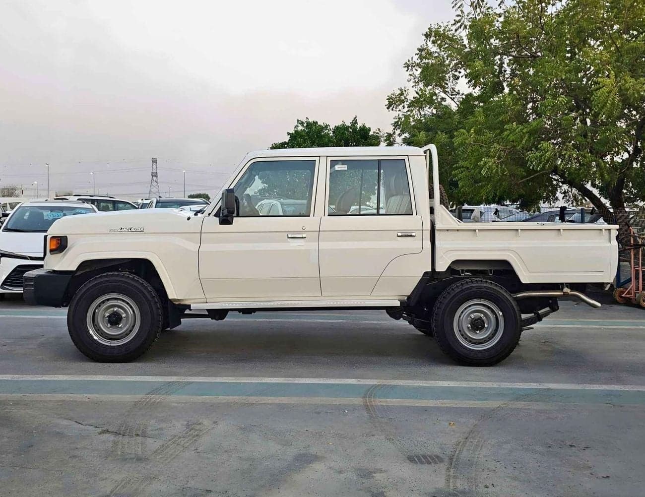 2025 Toyota Land Cruiser Pick Up thumbnail 3