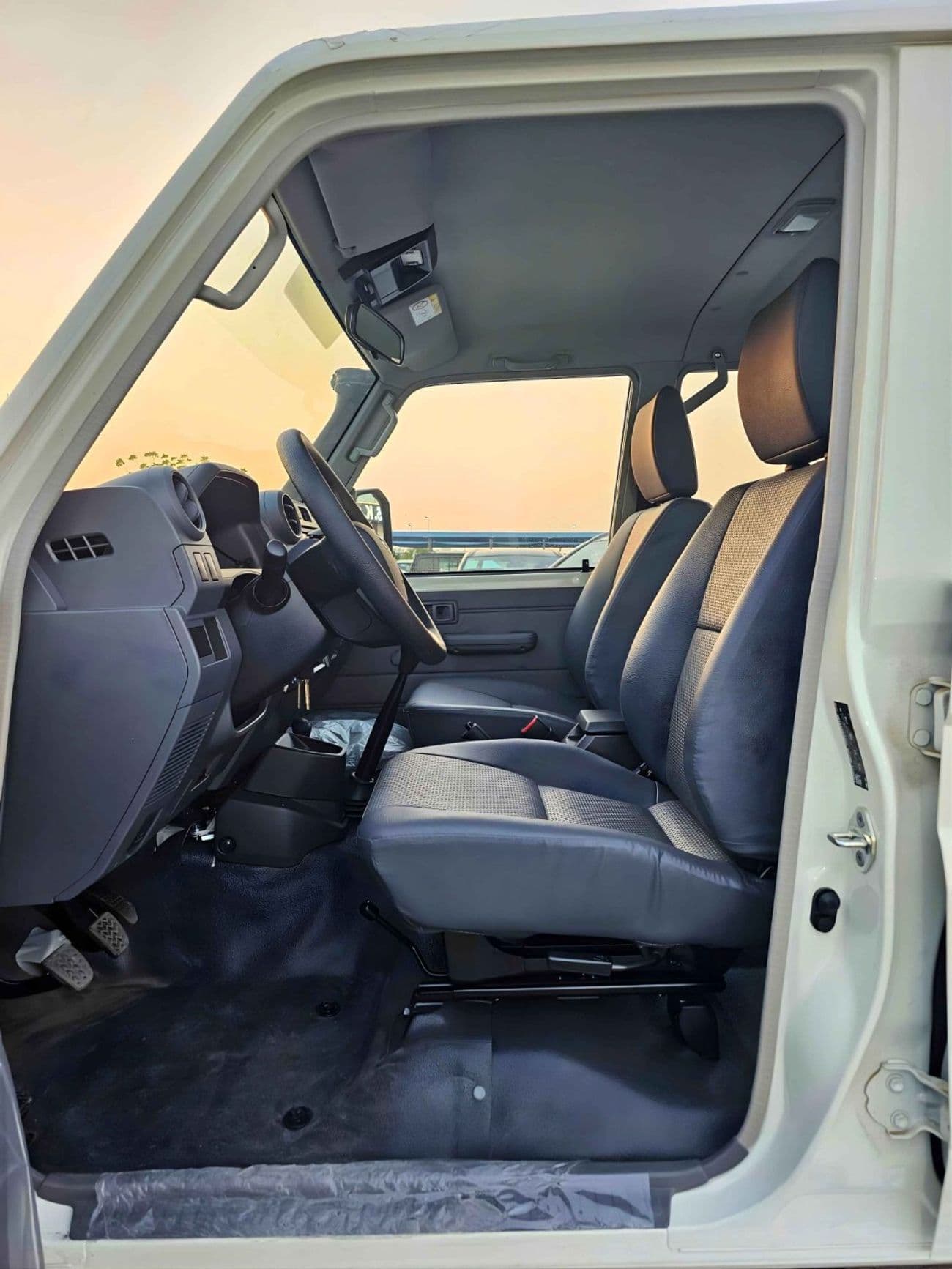 2025 Toyota Land Cruiser Pick Up thumbnail 6