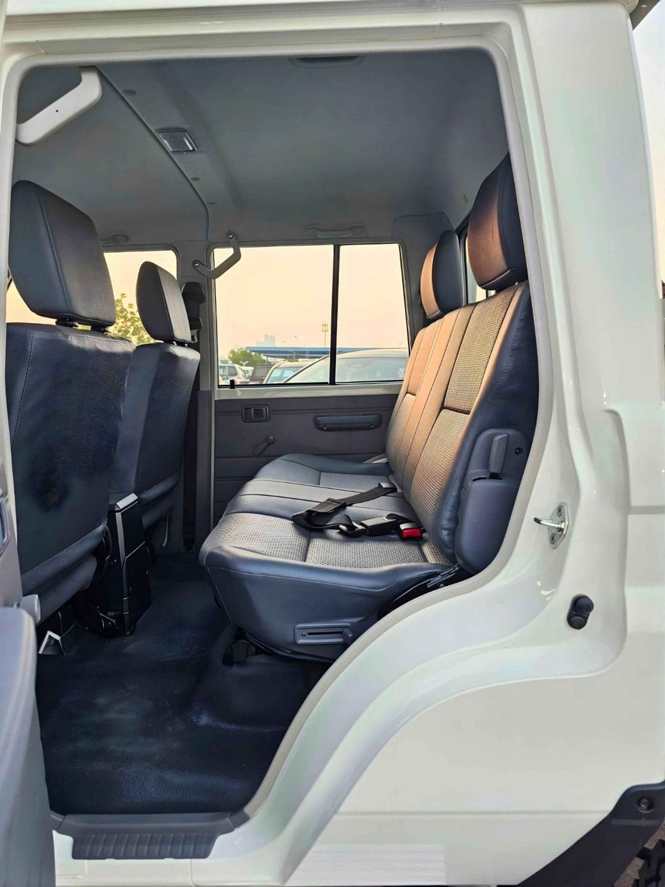 2025 Toyota Land Cruiser Pick Up thumbnail 8