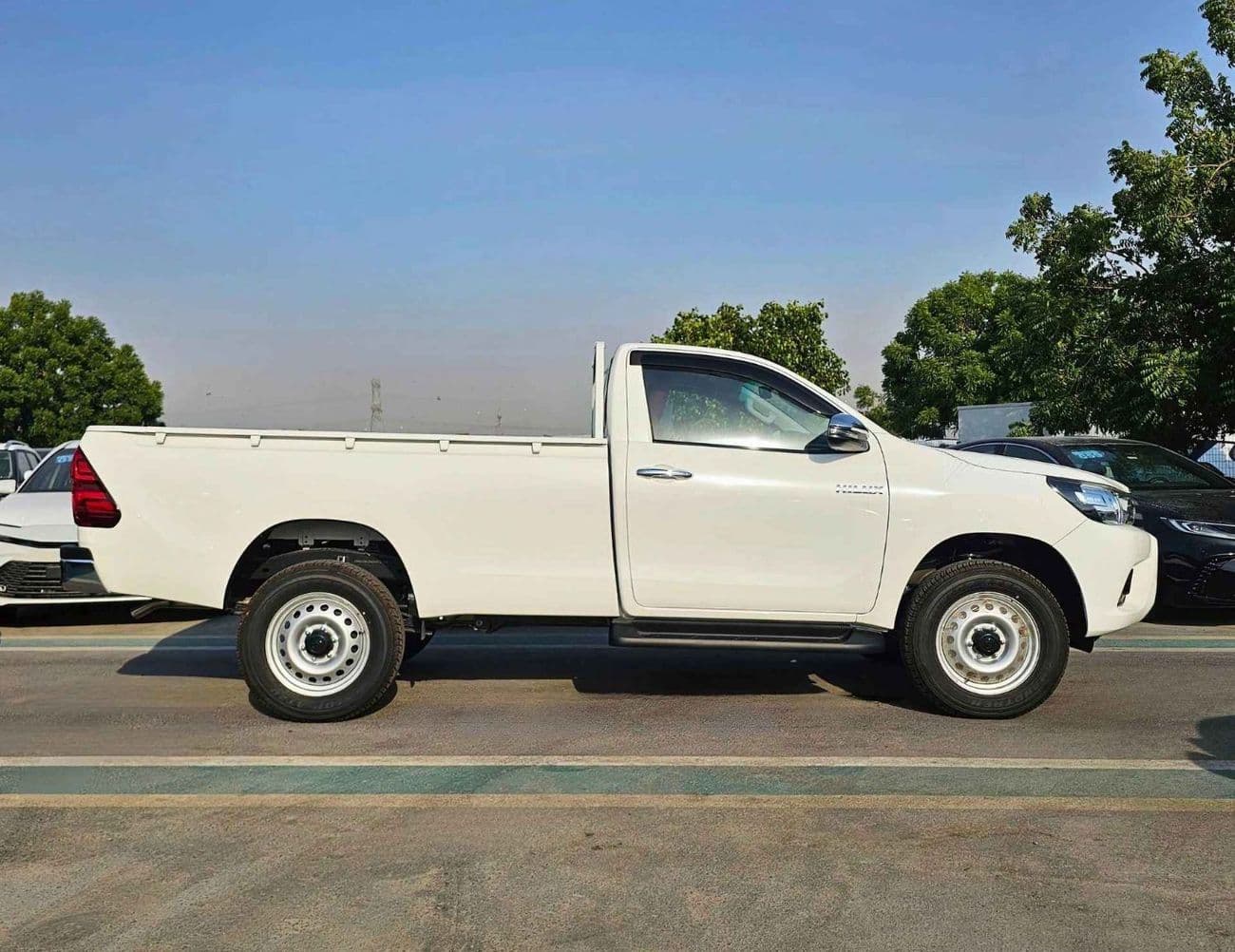 2026 Toyota Hilux GL thumbnail 2