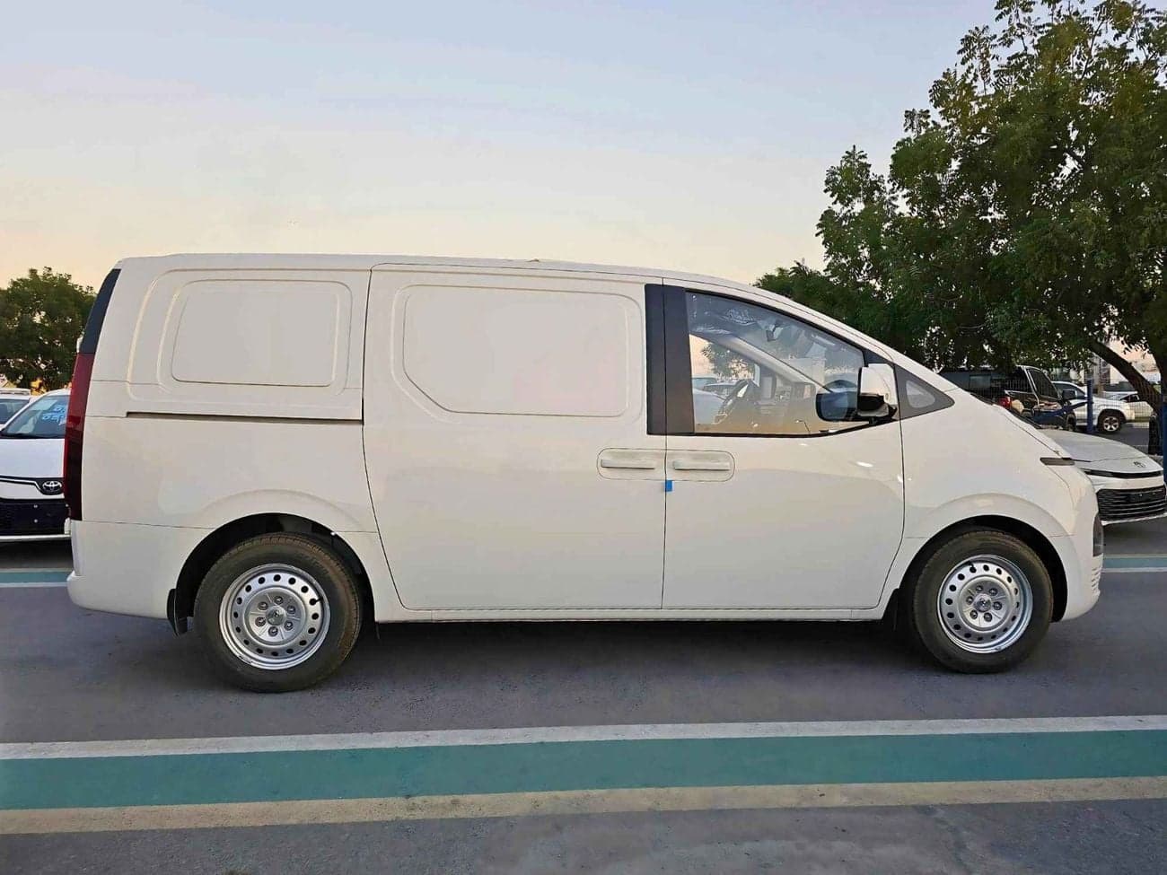 2025 Hyundai Staria thumbnail 2