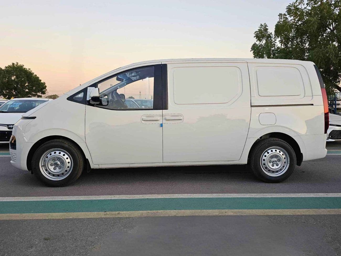 2025 Hyundai Staria thumbnail 3