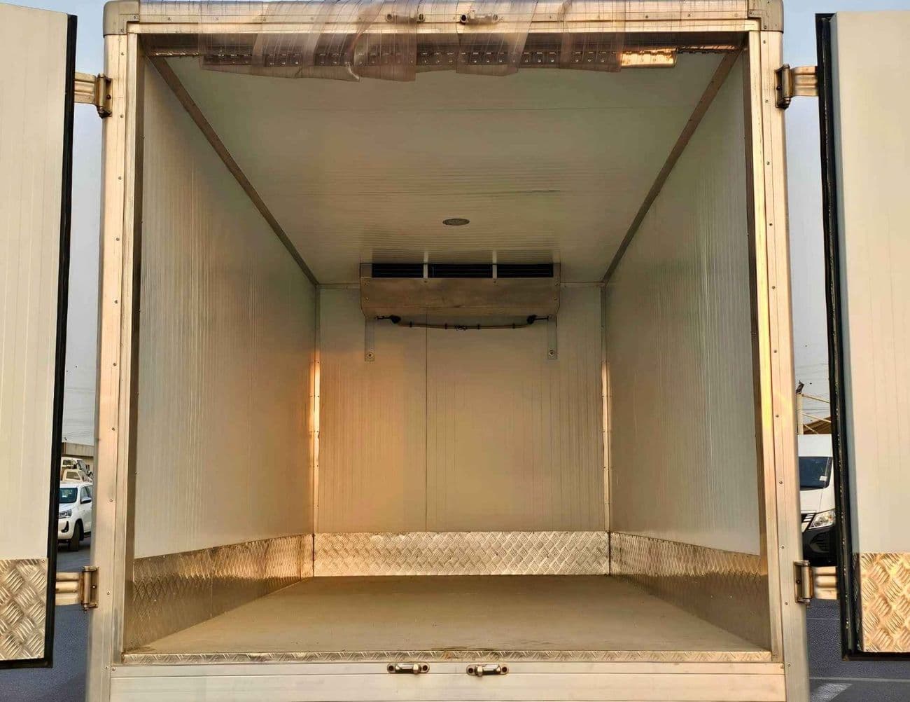 2022 Mitsubishi Fuso Canter thumbnail 7