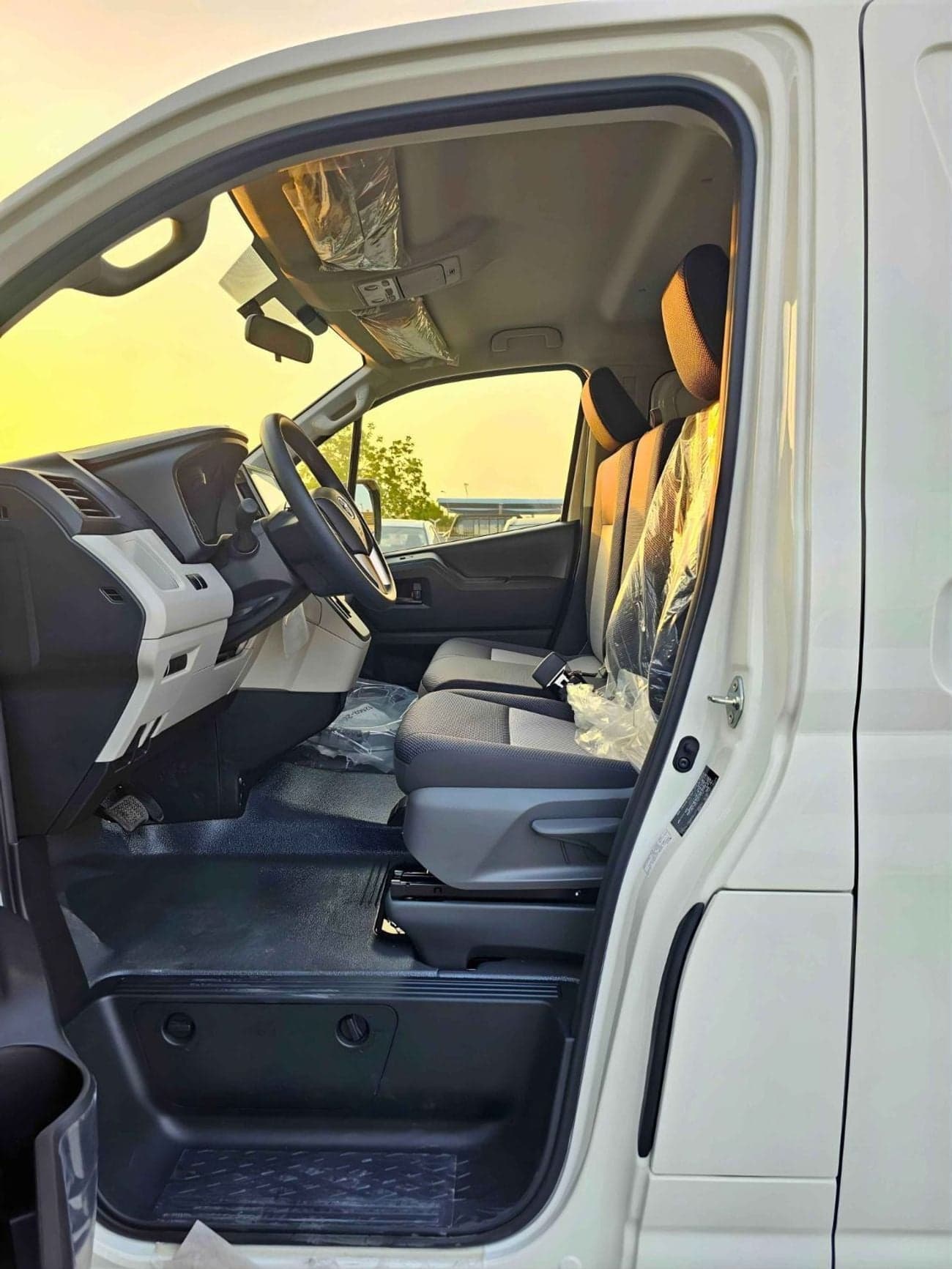 2026 Toyota Hiace GL thumbnail 9