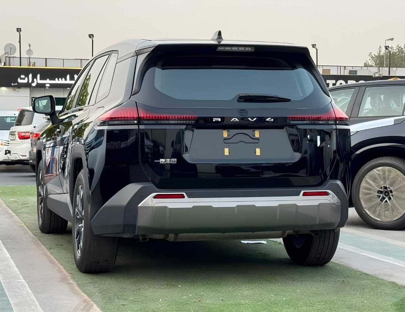 2026 Toyota RAV4 LUXURY HEV thumbnail 4