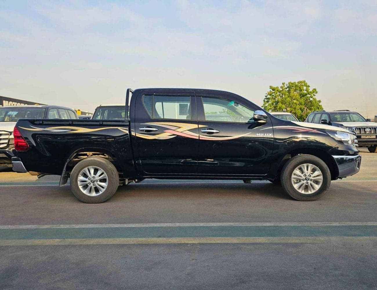 2025 Toyota Hilux SGLX thumbnail 2