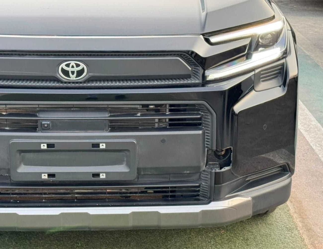 2026 Toyota RAV4 LUXURY HEV thumbnail 7