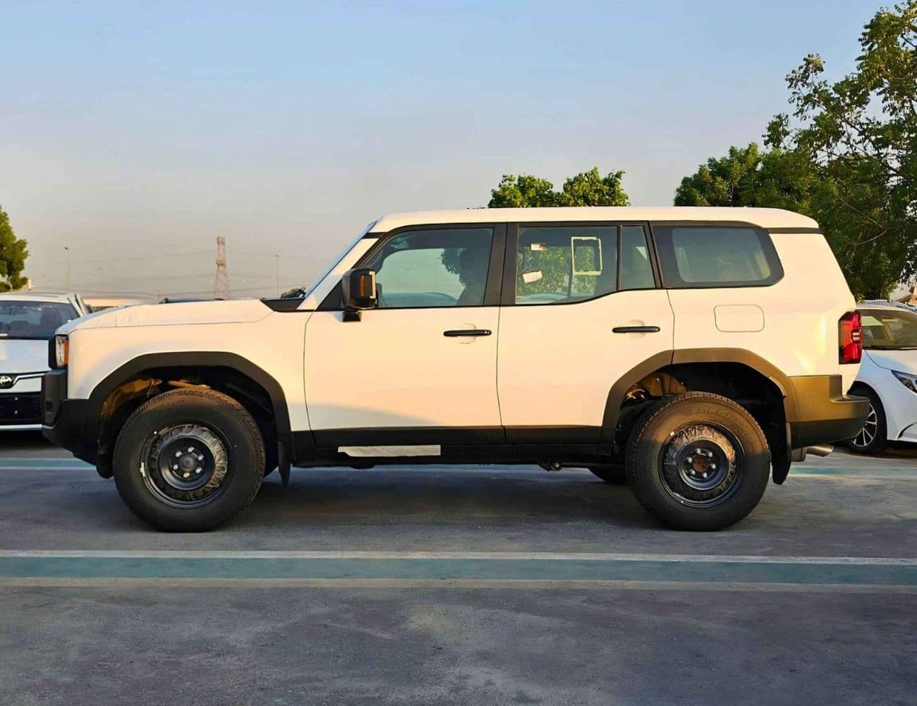 2025 Toyota Prado TXR thumbnail 3