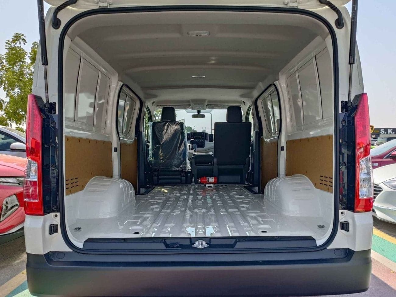 2026 Toyota Hiace CARGO LOW ROOF thumbnail 7
