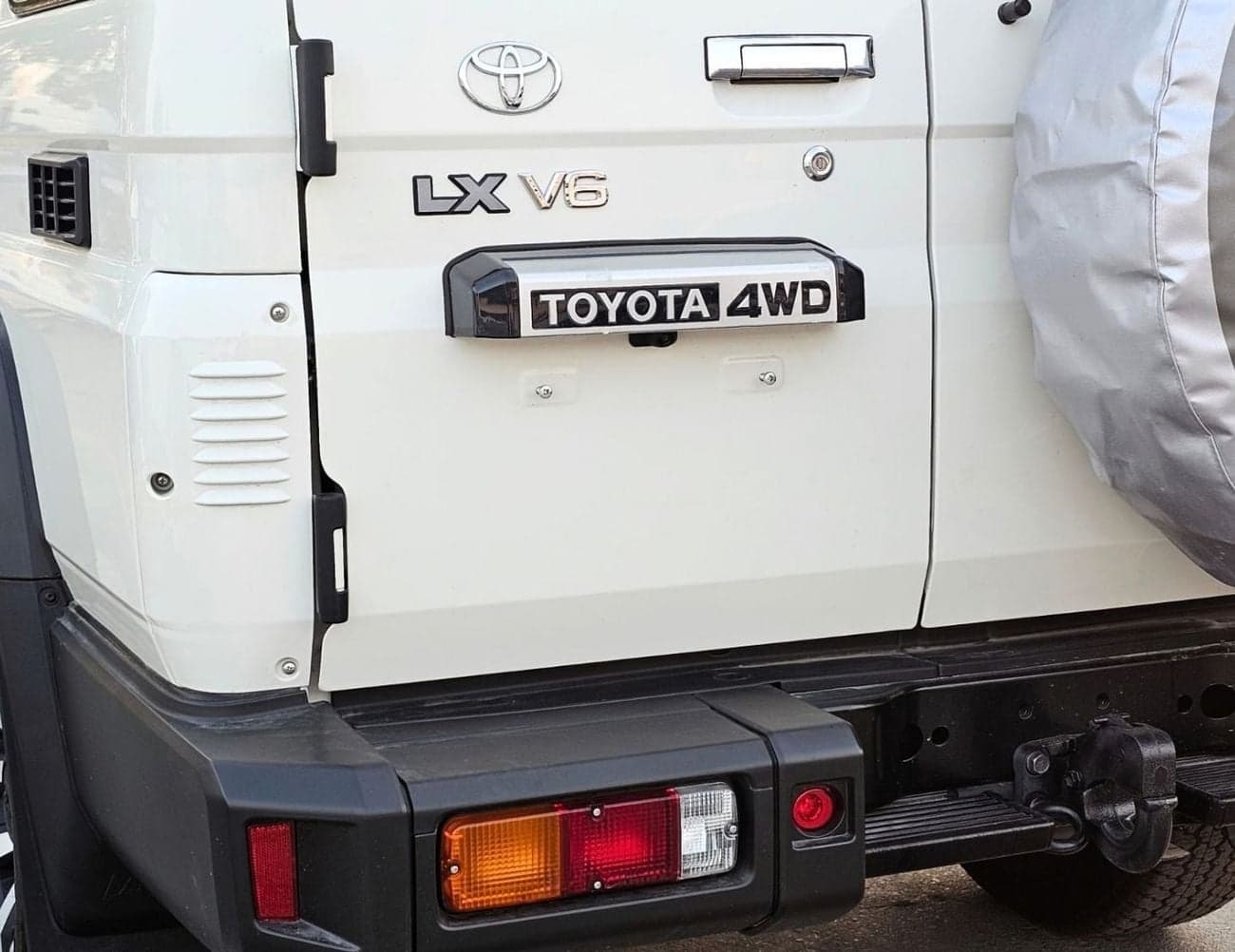 2026 Toyota Land Cruiser 70 LC76 LX thumbnail 9