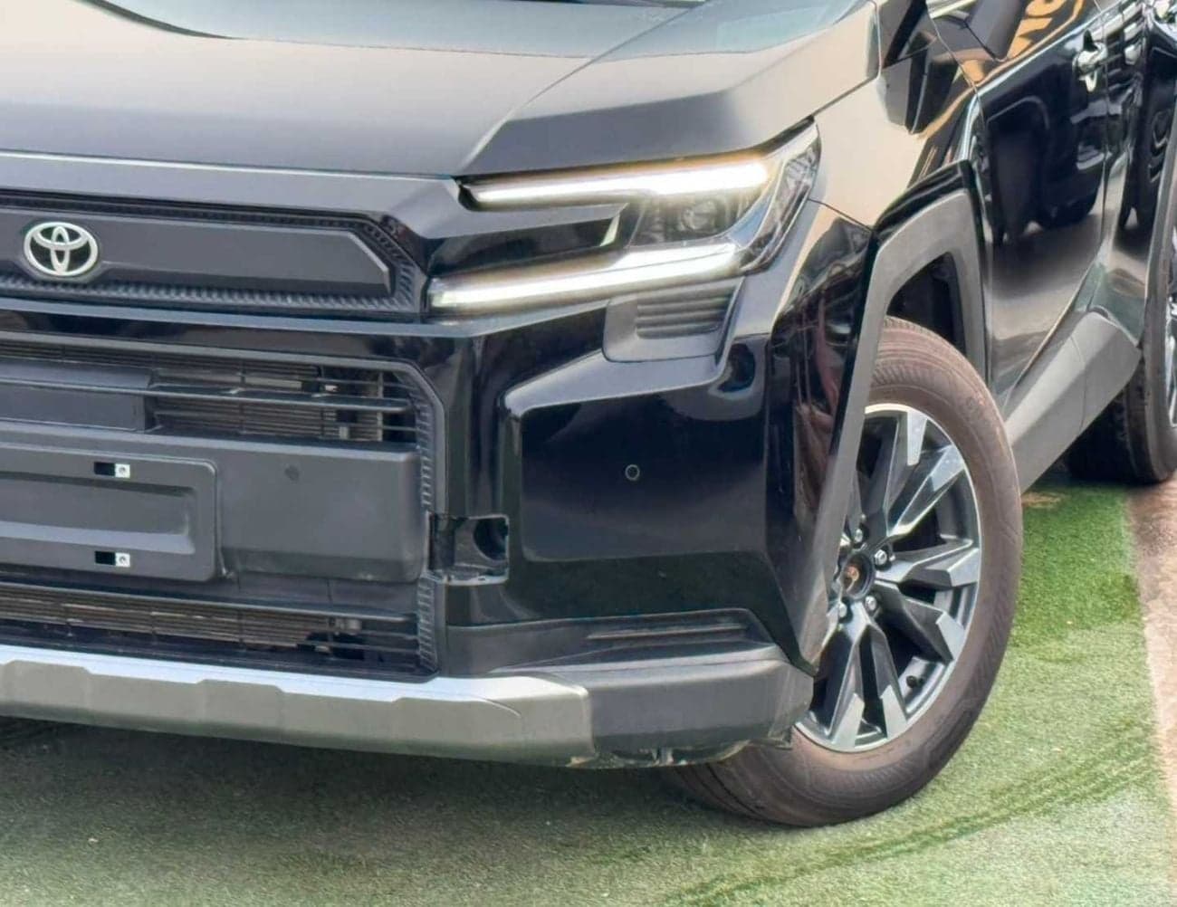 2026 Toyota RAV4 LUXURY HEV thumbnail 5