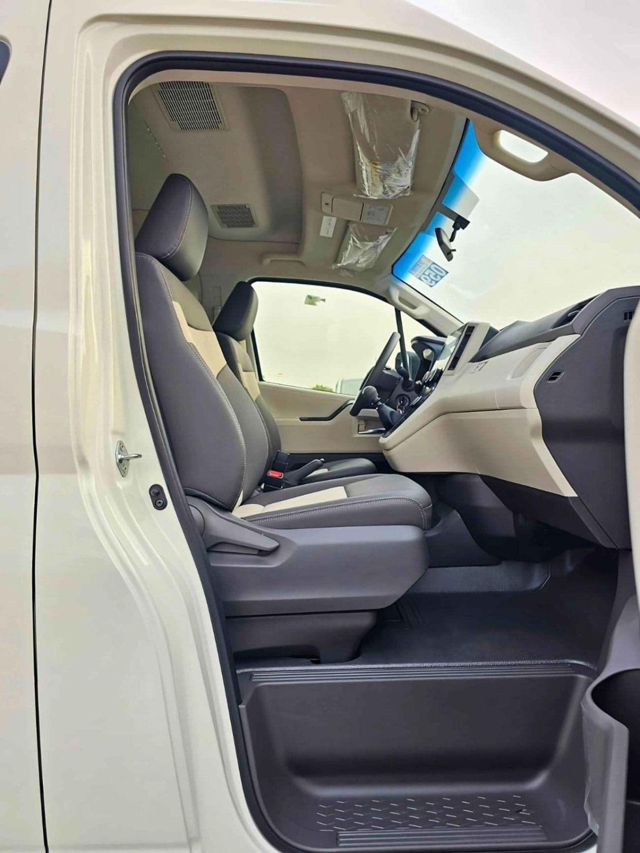 2026 Toyota Hiace GL thumbnail 9