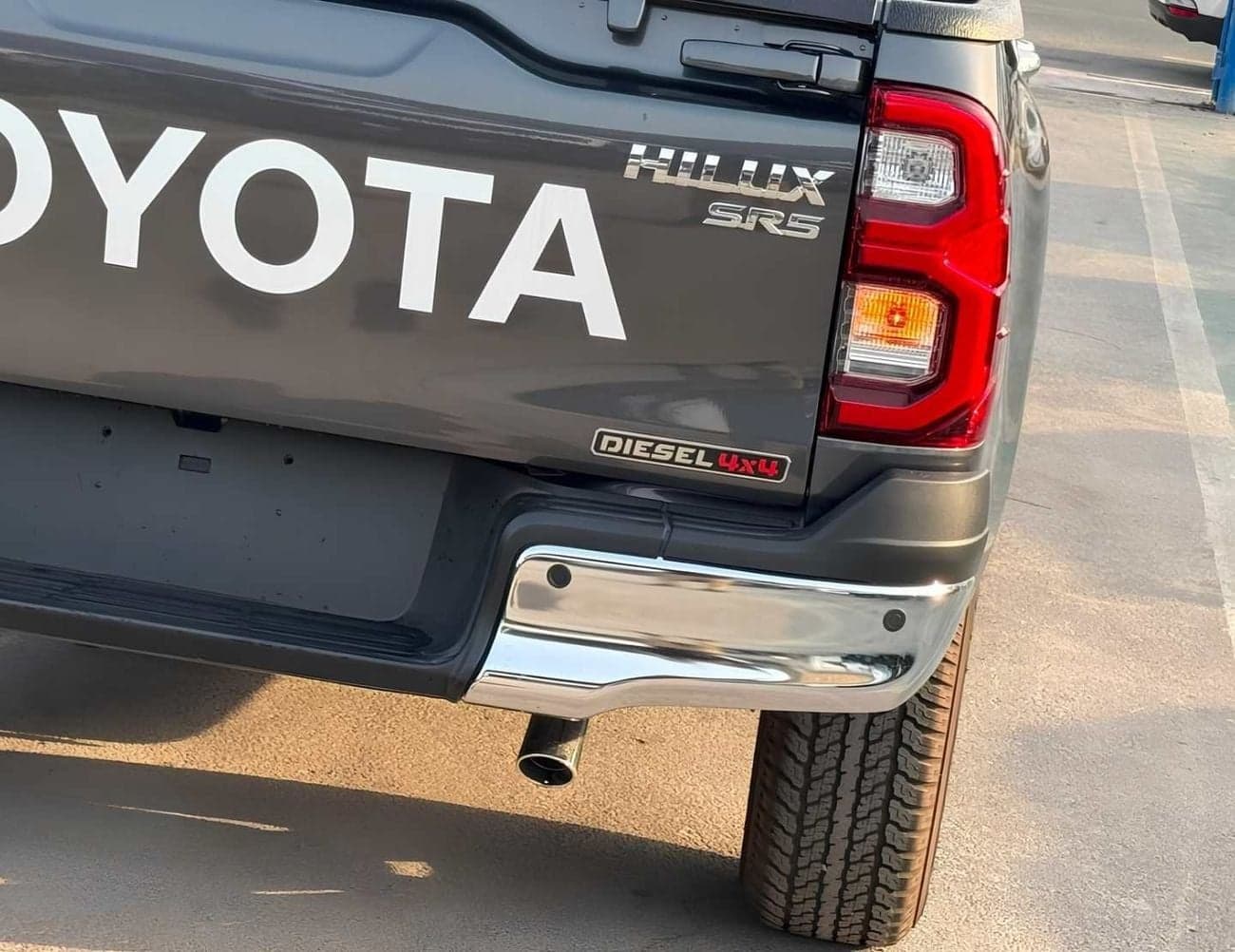 2026 Toyota Hilux SR5 thumbnail 5
