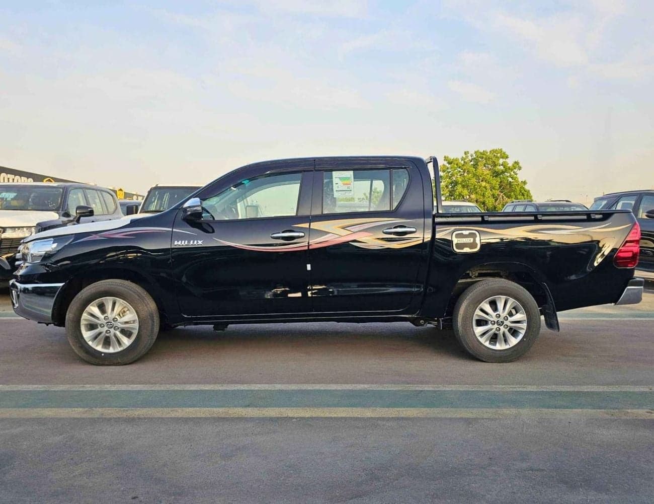 2025 Toyota Hilux SGLX thumbnail 3
