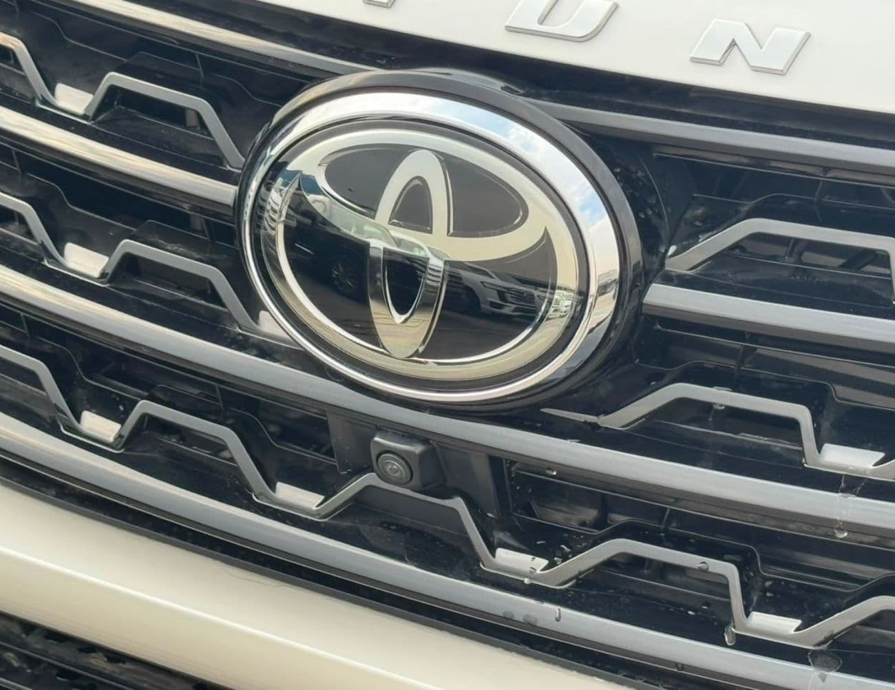 2026 Toyota Fortuner SR5 thumbnail 9