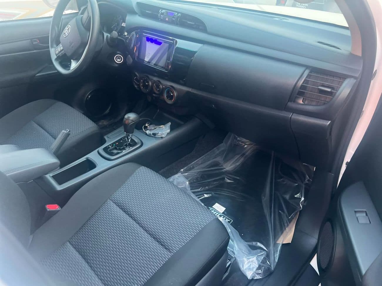 2026 Toyota Hilux 2.4L DIESEL thumbnail 9
