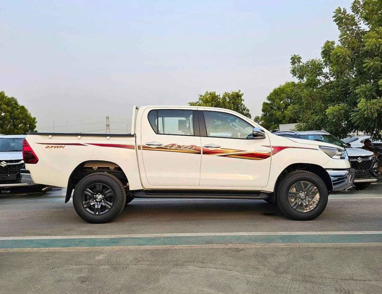 2025 Toyota Hilux GLX thumbnail 2