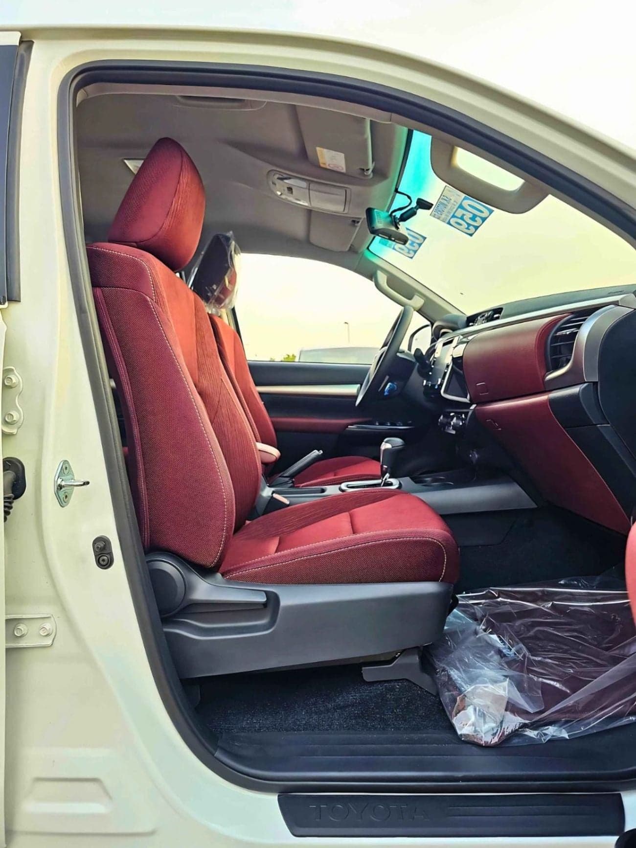 2025 Toyota Hilux GLX thumbnail 8