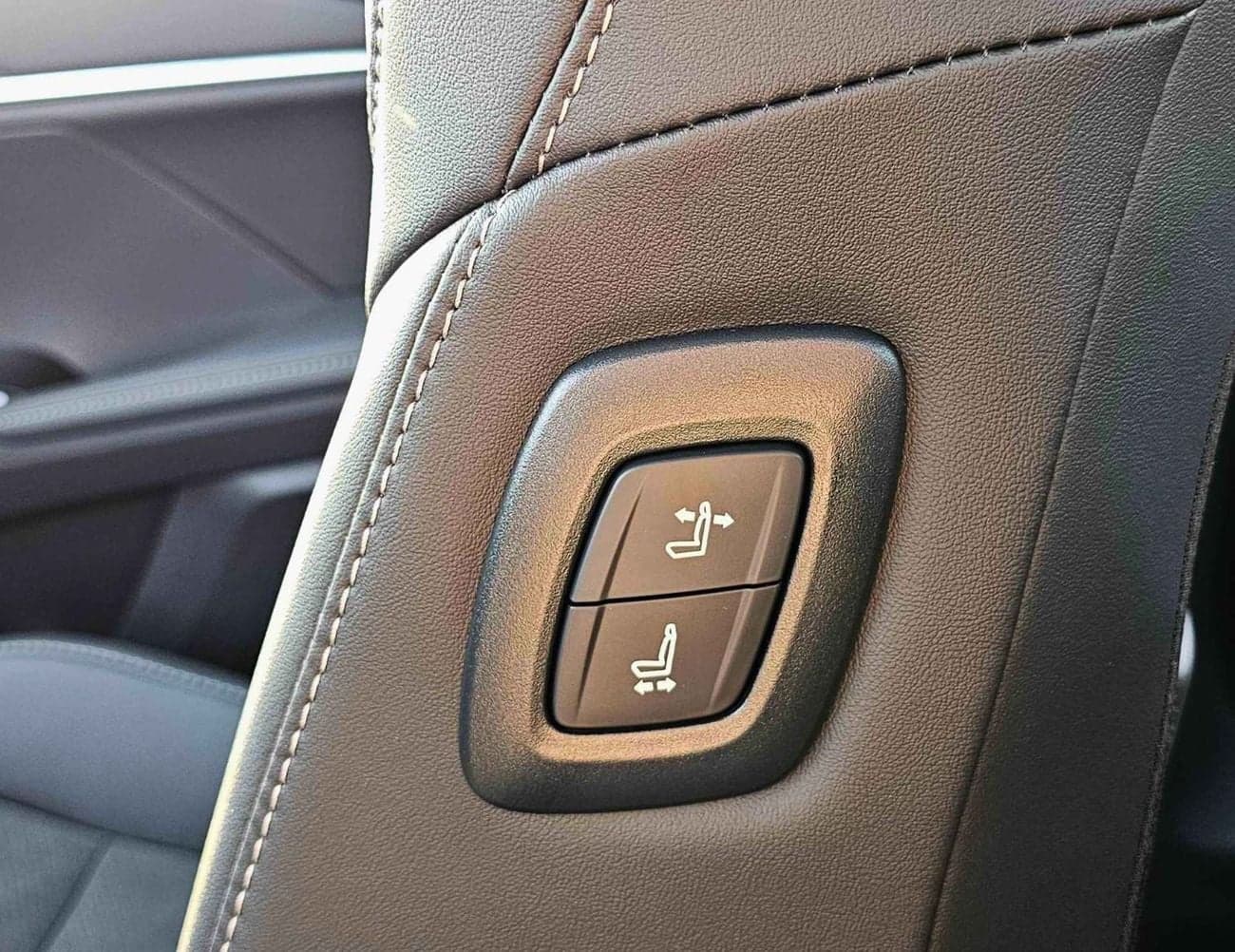 2025 Toyota Camry SPORT HEV thumbnail 10