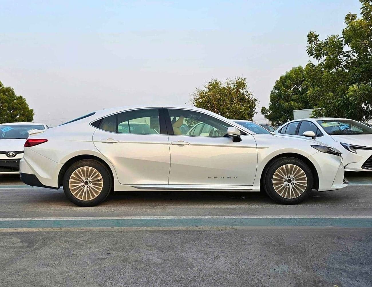 2025 Toyota Camry GLE thumbnail 2