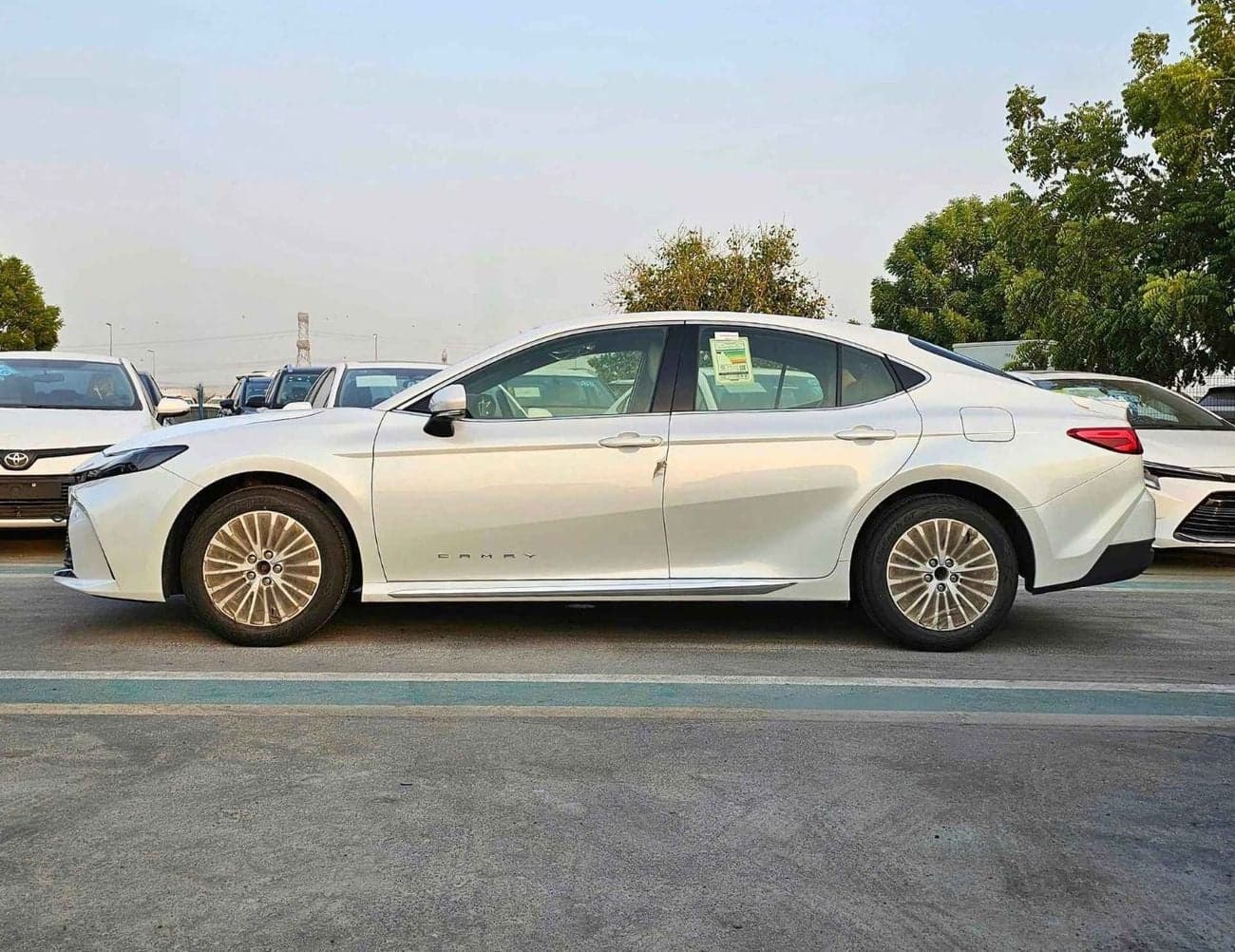 2025 Toyota Camry GLE thumbnail 3