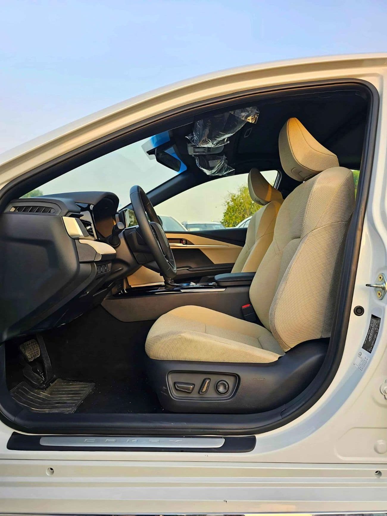 2025 Toyota Camry GLE thumbnail 6