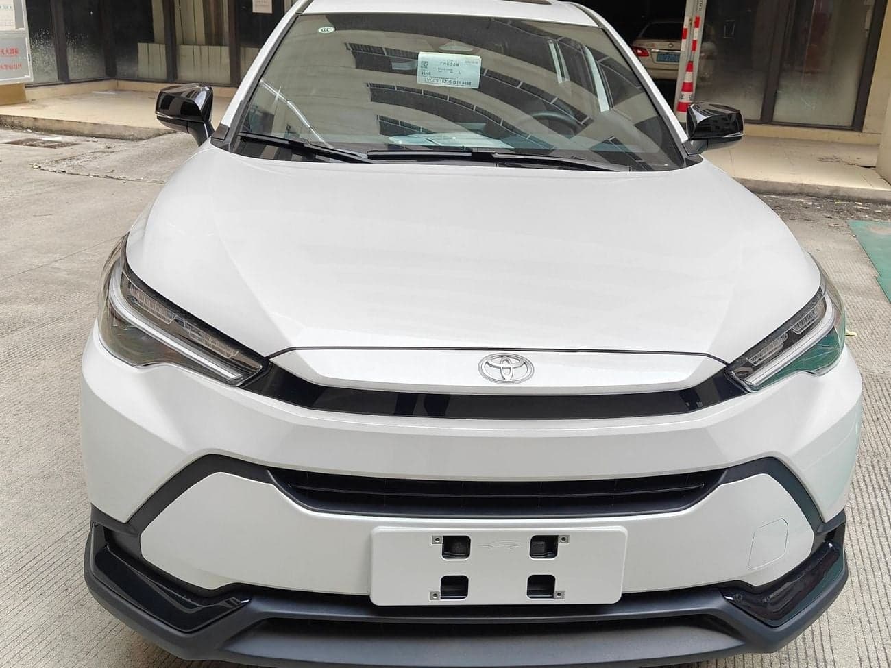 2025 Toyota Frontlander Luxury thumbnail 2