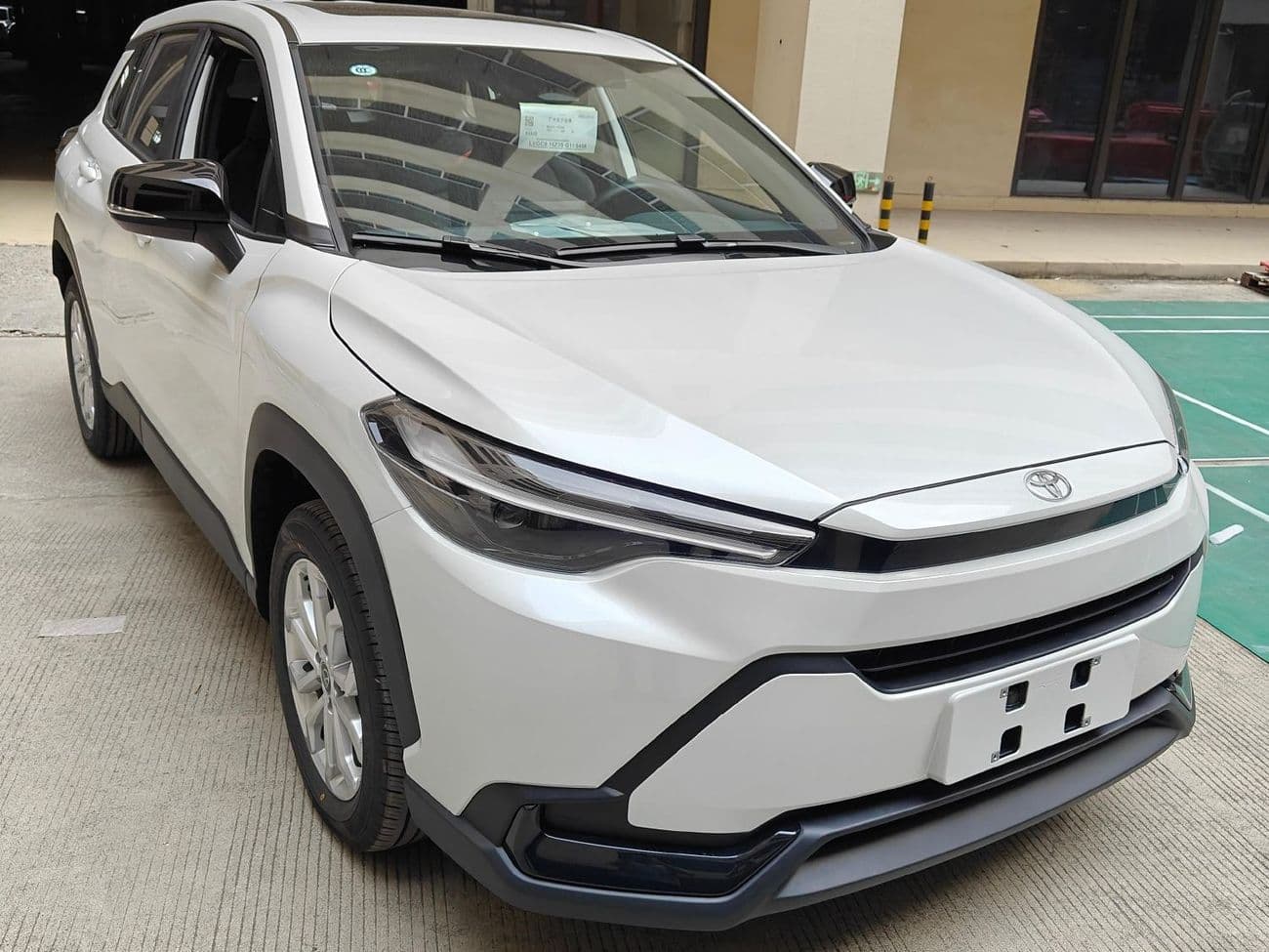 2025 Toyota Frontlander Luxury thumbnail 3