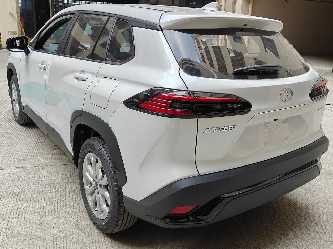 2025 Toyota Frontlander Luxury thumbnail 4
