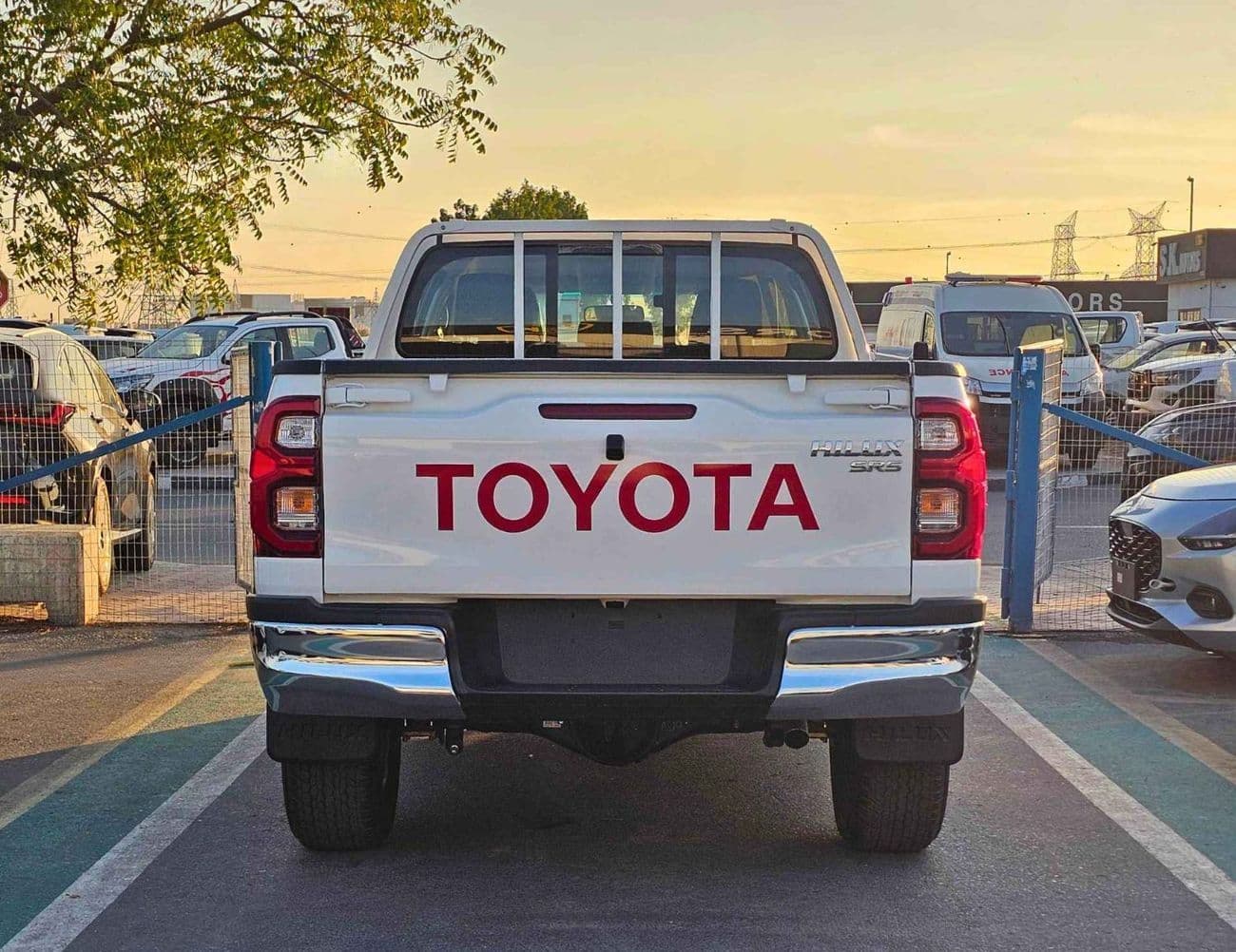 2025 Toyota Hilux SGLX thumbnail 4
