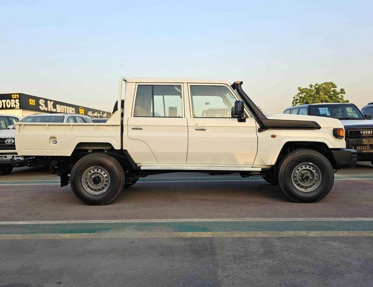 2025 Toyota Land Cruiser Pick Up thumbnail 2
