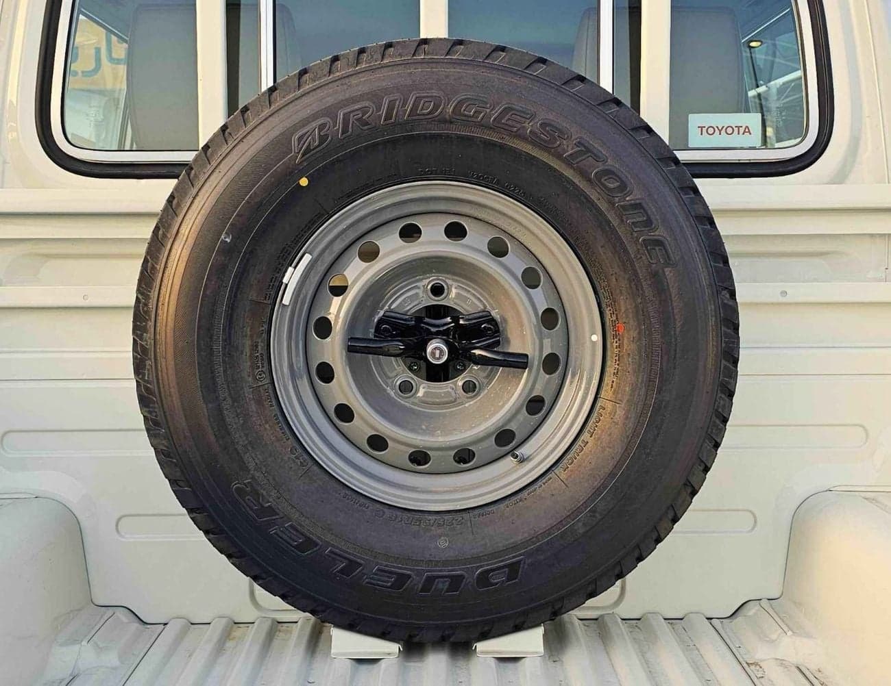2025 Toyota Land Cruiser Pick Up thumbnail 6