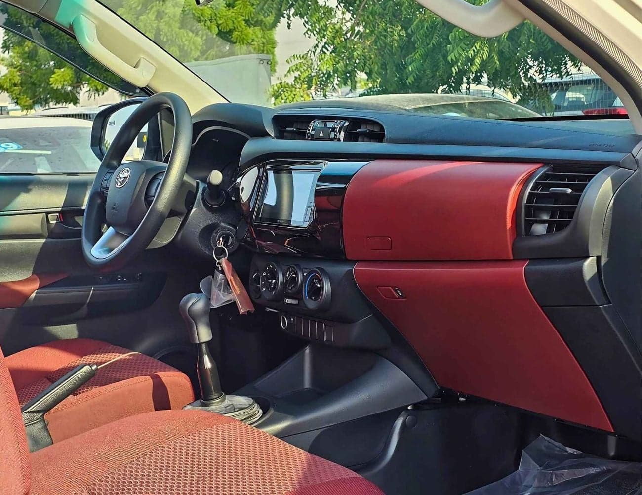 2025 Toyota Hilux GLX thumbnail 9