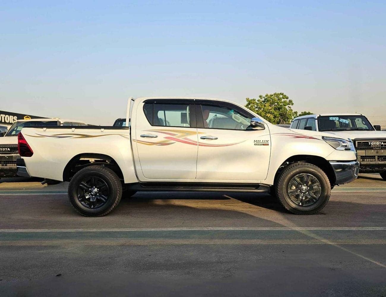 2025 Toyota Hilux SGLX thumbnail 2