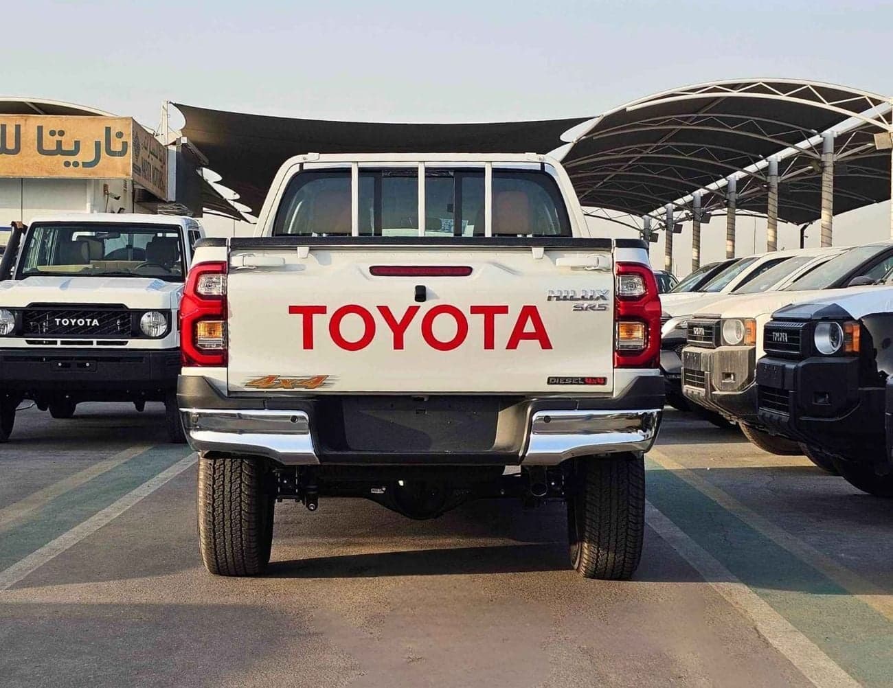 2025 Toyota Hilux SGLX thumbnail 4