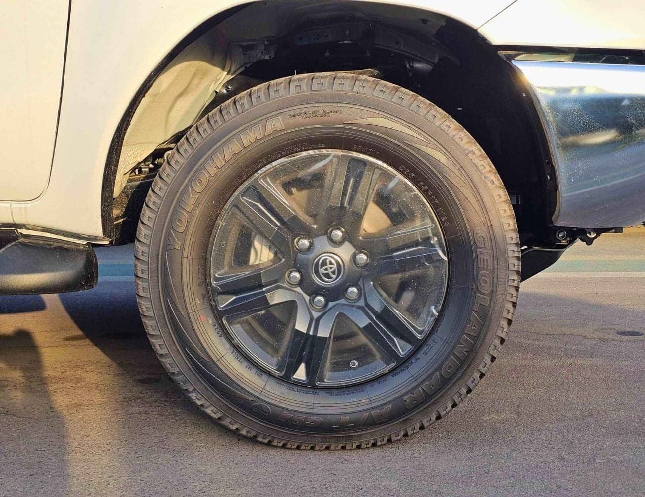 2025 Toyota Hilux SGLX thumbnail 5