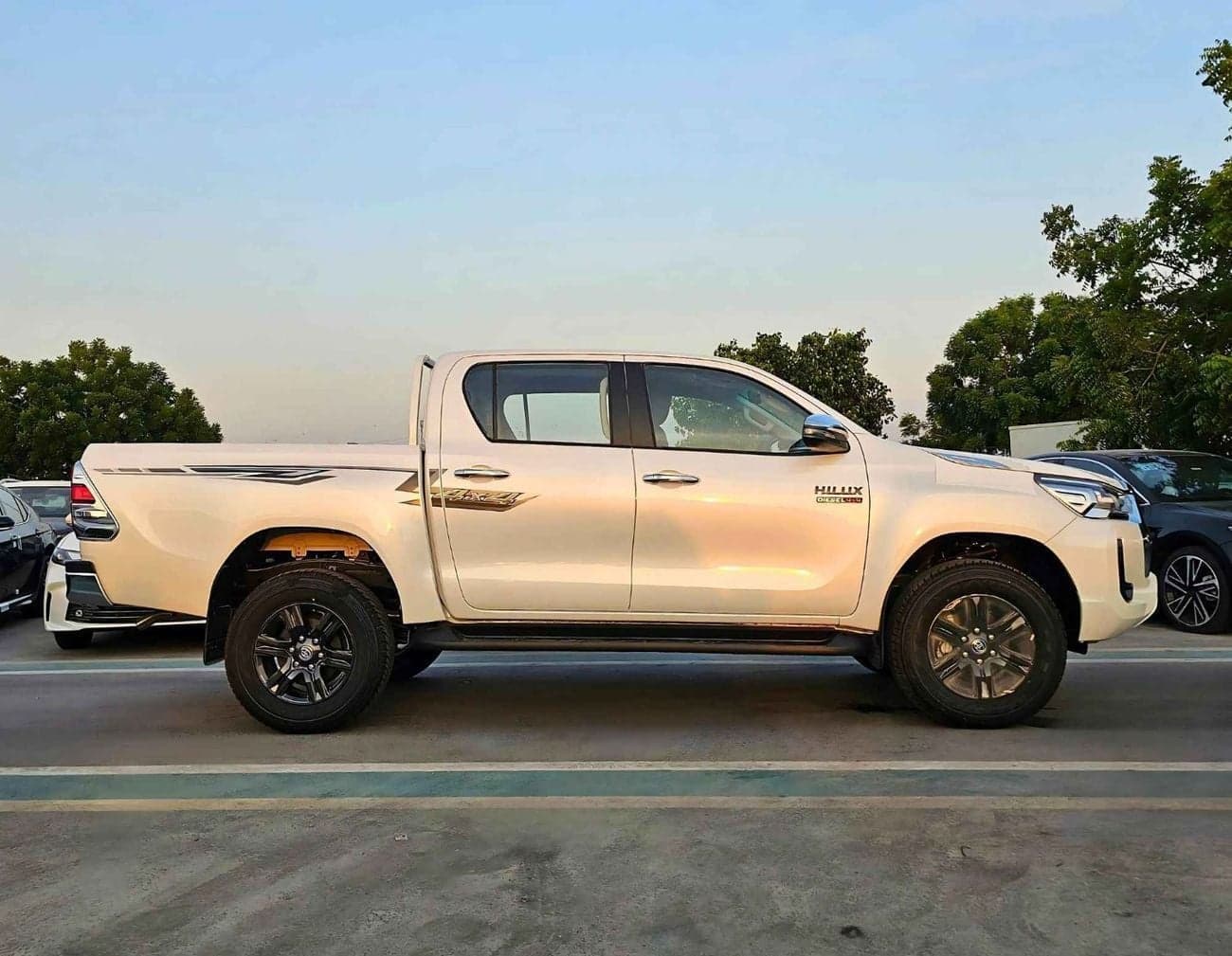2025 Toyota Hilux SGLX thumbnail 2